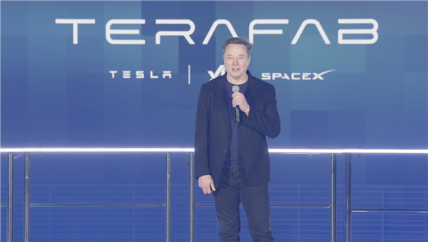 马斯克发布全球最大2nm芯片工厂！年产算力1万亿瓦 美国全国电力都喂不饱 他想了个绝招