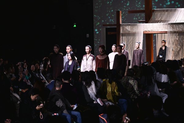 上海时装周首次迎来“淘宝货”，秀场直播“即看即买”，成交突破2000万元