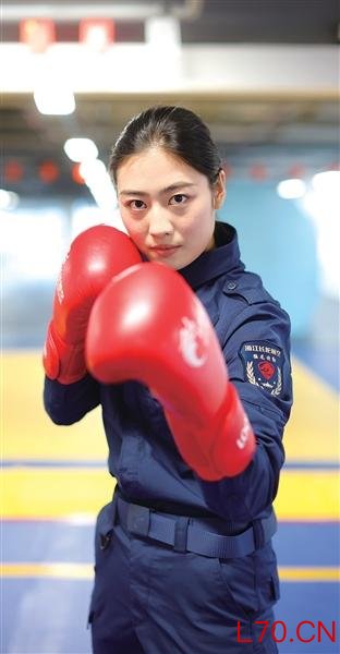 完成过1200多次跳伞、能撂倒180斤的壮汉 24岁河南姑娘在杭州当“空保”